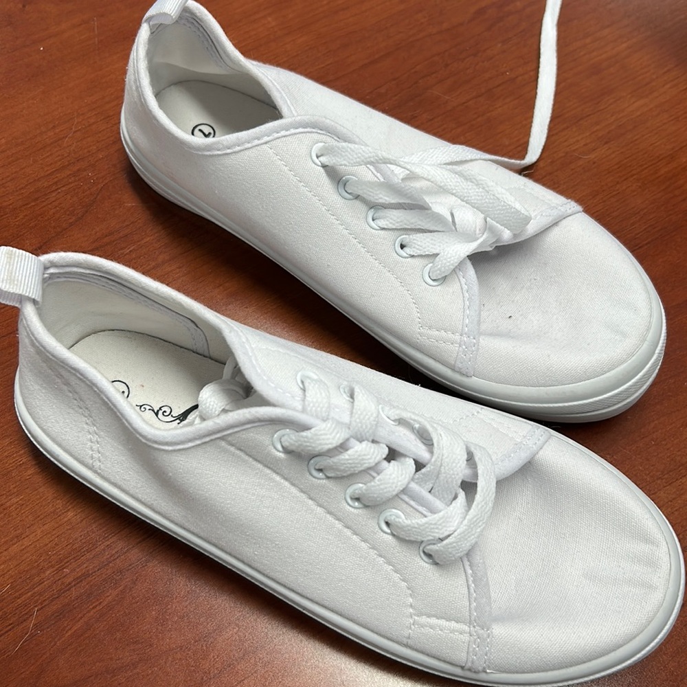 Yole mates sneakers size 7 // 081548